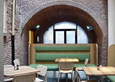 rijksmuseum boerhaave horeca banken eiken fineer op buigtriplex kussens massief eiken tafelbladen