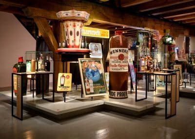 tentoonstelling jenever museum schiedam tafeltjes van gecoat staal en gelakt massief eiken